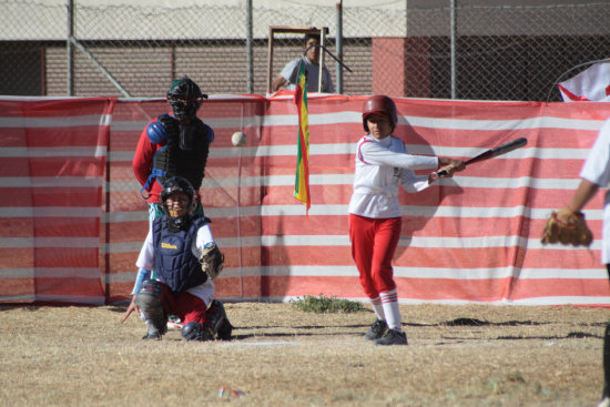 La prctica del bisbol y el softbol se hizo en escenarios adaptados, como la pista auxiliar de atletismo.