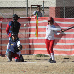 La prctica del bisbol y el softbol se hizo en escenarios adaptados, como la pista auxiliar de atletismo.