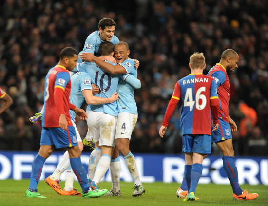 Los jugadores del Manchester City celebran el gol de Edin Dzeko, que les dio la victoria.