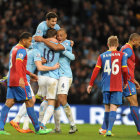 Los jugadores del Manchester City celebran el gol de Edin Dzeko, que les dio la victoria.