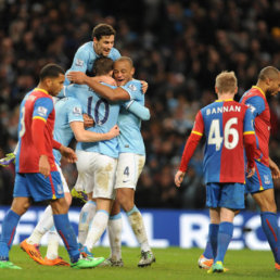 Los jugadores del Manchester City celebran el gol de Edin Dzeko, que les dio la victoria.