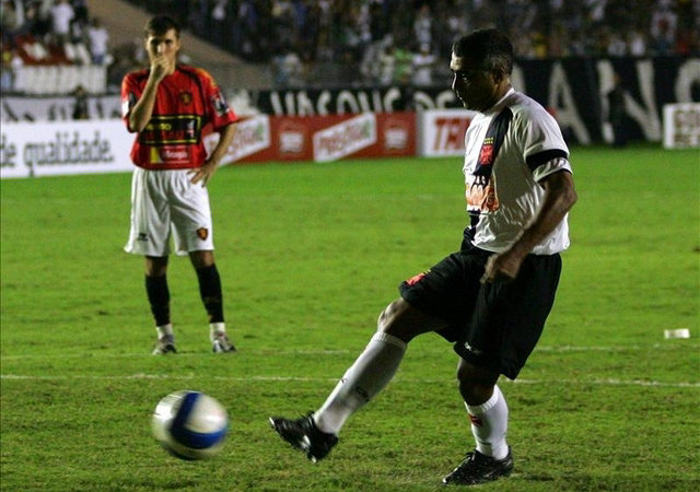 El astro brasileo Romario anot tres goles en un partido amistoso.