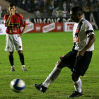 El astro brasileo Romario anot tres goles en un partido amistoso.