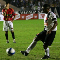 El astro brasileo Romario anot tres goles en un partido amistoso.