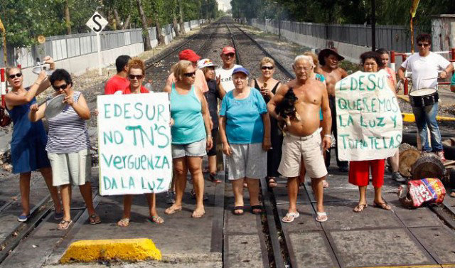 PROTESTAS. Los vecinos de Buenos Aires indignados se movilizan en las calles por la falta de atencin de las autoridades.