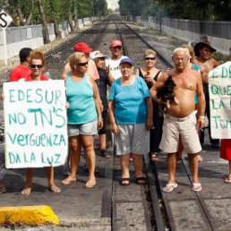 PROTESTAS. Los vecinos de Buenos Aires indignados se movilizan en las calles por la falta de atencin de las autoridades.