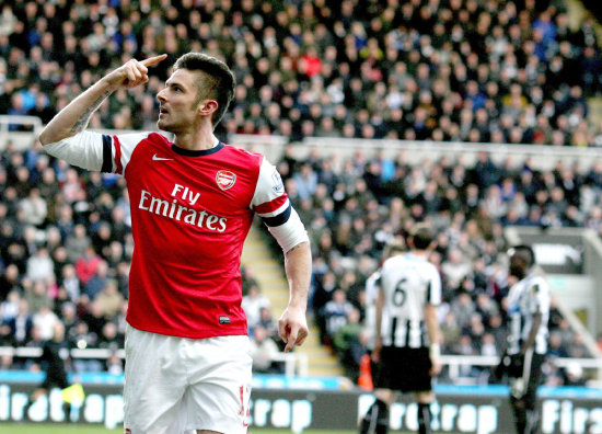 Olivier Giroud anot el gol que le dio el triunfo y el liderato de Inglaterra al Arsenal.