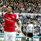 Olivier Giroud anot el gol que le dio el triunfo y el liderato de Inglaterra al Arsenal.