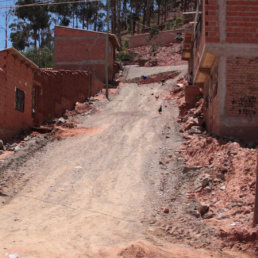 SIN PAVIMENTO. Una de las calles de la zona alta del barrio Sica Sica, actualmente en construccin.