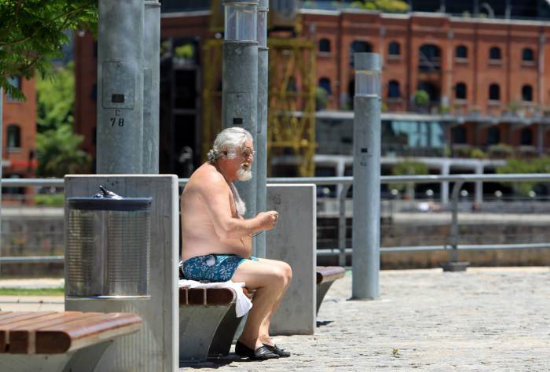 DESCANSO. Un anciano trata de descansar a pleno sol en Buenos Aires.