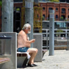 DESCANSO. Un anciano trata de descansar a pleno sol en Buenos Aires.