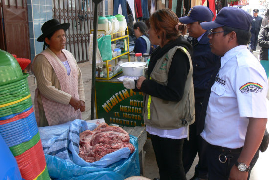 TRADICIN. La poblacin acostumbra a comer carne de cerdo en Ao Nuevo.