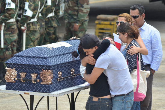 DOLOR. Los familiares esperaron a los fallecidos y heridos en el aeropuerto.