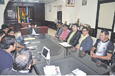 REUNIN. Con autoridades y periodistas.