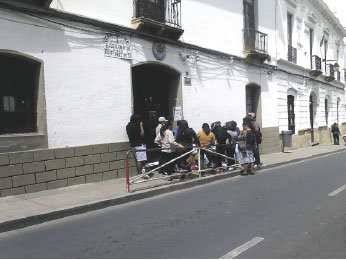 COLAS. Padres prefieren realizar fila para asegurar una plaza para sus hijos.