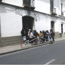 COLAS. Padres prefieren realizar fila para asegurar una plaza para sus hijos.