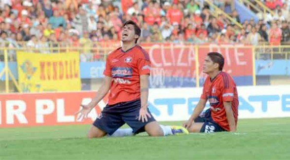 Santos Amador (i) vestir la camiseta del celeste cochabambino.