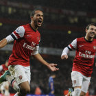 El jugador del Arsenal Theo Walcott (i) celebra el segundo gol de su equipo ayer, frente al Cardiff.