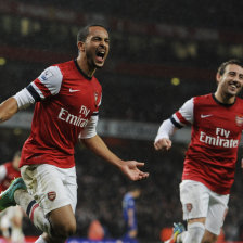 El jugador del Arsenal Theo Walcott (i) celebra el segundo gol de su equipo ayer, frente al Cardiff.