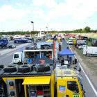 Los mecnicos preparan, en el autdromo, los camiones, autos, motos y cuadriciclos que corrern el Dakar.