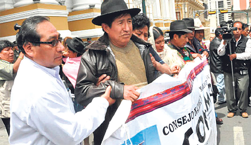 El dirigente Rafael Quispe (2i) encabeza el sector del Conamaq que est en contra del paso del Dakar por Bolivia.