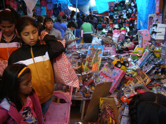 AFLUENCIA. Los comerciantes de la Feria de Navidad dicen que hay poca afluencia.