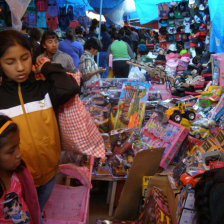 AFLUENCIA. Los comerciantes de la Feria de Navidad dicen que hay poca afluencia.