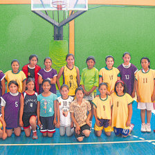 La seleccin femenina de bsquetbol cerr prcticas ayer, de cara al Convivio Nacional que arrancar hoy, en Sucre.