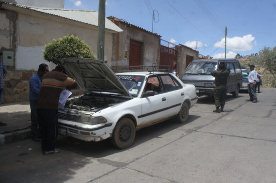 ATENCIN. En la ciudad de Sucre se empezaron a formar largas colas para la revisin.