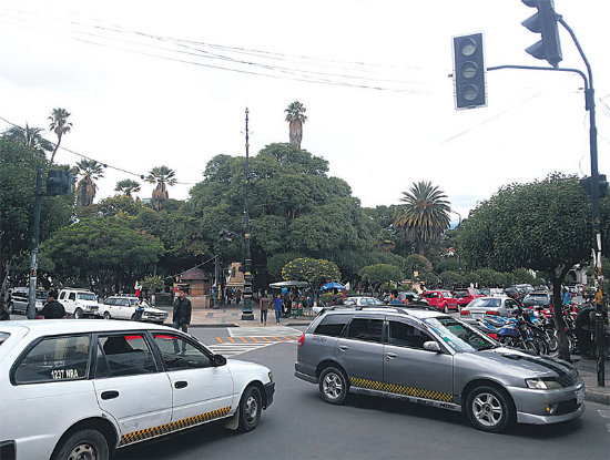 DESORDEN. En los alrededores de la plaza 25 de Mayo no funcionaron los semforos.