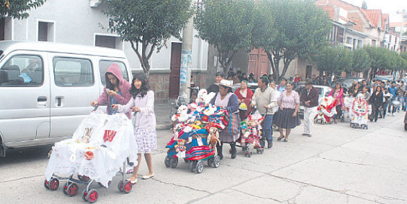 FIESTA DEL NIO. Varias familias recorrieron las calles junto a sus Nios, incluso con banda tras la celebracin de las misas en las parroquias.