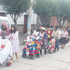 FIESTA DEL NIO. Varias familias recorrieron las calles junto a sus Nios, incluso con banda tras la celebracin de las misas en las parroquias.