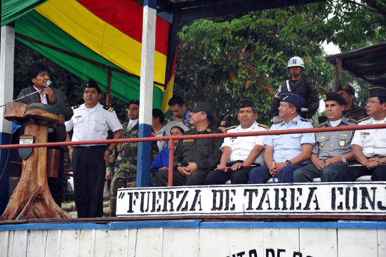 CEREMONIA. El presidente Evo Morales, lder sindical de los cocaleros del Chapare, inaugura las tareas de erradicacin en Chimor.