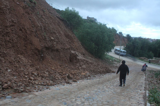 Deslizamiento. El talud cubri parte de la calzada en la calle de ingreso al barrio Santo Domingo Bajo, ubicado en la zona oeste de la ciudad.