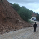 Deslizamiento. El talud cubri parte de la calzada en la calle de ingreso al barrio Santo Domingo Bajo, ubicado en la zona oeste de la ciudad.