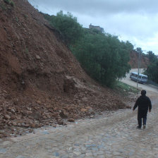 Deslizamiento. El talud cubri parte de la calzada en la calle de ingreso al barrio Santo Domingo Bajo, ubicado en la zona oeste de la ciudad.