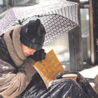 Vctima. Un indigente se cubre del fro extremo con un paraguas durante la nevada en Nueva York.