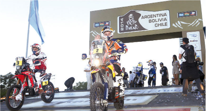 Los pilotos espaoles Joan Barreda (i) y Marc Coma cruzan la rampa principal en la largada simblica celebrada ayer, en la ciudad argentina de Rosario. Hoy arranca la competencia con la primera etapa.