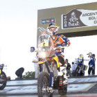 Los pilotos espaoles Joan Barreda (i) y Marc Coma cruzan la rampa principal en la largada simblica celebrada ayer, en la ciudad argentina de Rosario. Hoy arranca la competencia con la primera etapa.