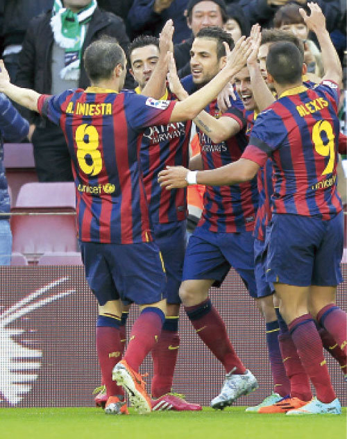 Los jugadores del Barcelona celebran uno de los goles del triunfo sobre el Elche.