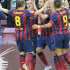 Los jugadores del Barcelona celebran uno de los goles del triunfo sobre el Elche.