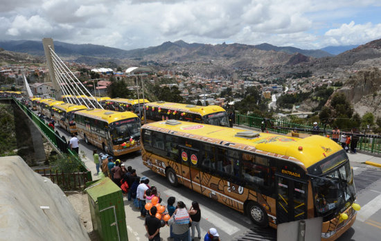 FIESTA. Los paceos celebraron la llegada de los Pumakatari y recriminaron la actitud de los choferes que se opusieron al paso de los buses.