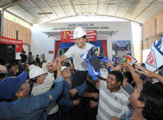 Campaa. Un grupo de trabajadores petroleros levanta en hombros al presidente Evo Morales, tras proclamarlo como candiato a la Presidencia. 