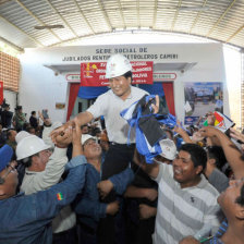 Campaa. Un grupo de trabajadores petroleros levanta en hombros al presidente Evo Morales, tras proclamarlo como candiato a la Presidencia. 