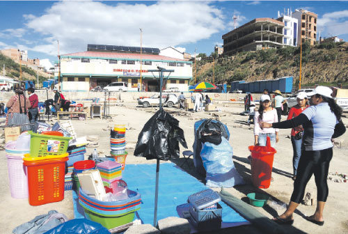 FERIA: Comerciantes de tiendas se asentaron en la explanada del mercado El Morro.