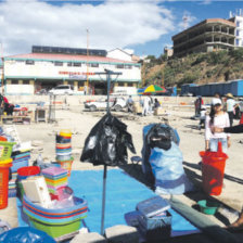 FERIA: Comerciantes de tiendas se asentaron en la explanada del mercado El Morro.