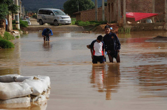 INUNDACIN. En tres municipios del valle cochabambino las casas y los cultivos se perdieron por el desborde del ro Grande.