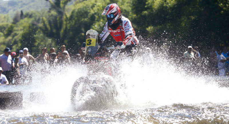 El piloto espaol Joan Barreda, ganador en la categora motos, en accin en la primera etapa del Rally Dakar, que ayer comenz con su primera etapa, entre Rosario y San Luis.