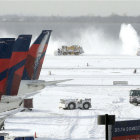 TEMPORA. Mquinas quitanieves trabajan en una de las pistas del aeropuerto JFK de Nueva York, Estados Unidos.