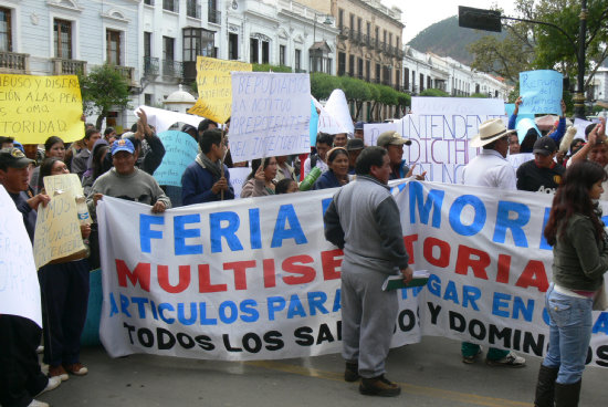 MOVILIZACIN.Los comerciantes bloquearon el trfico vehcular en la Plaza 25 de Mayo.